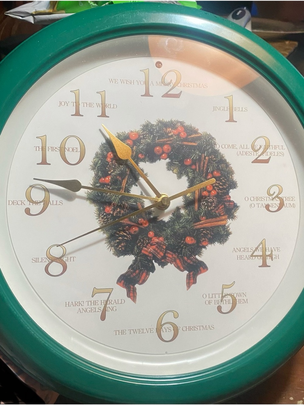 Vintage Veritime Christmas Caroling Holiday Wreath Wall Clock